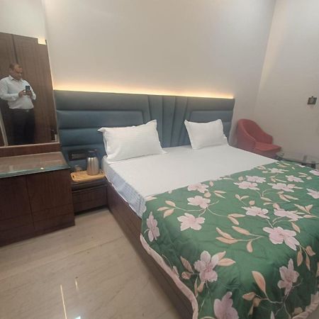 Hotel Sadhana Palace Mathura Kültér fotó