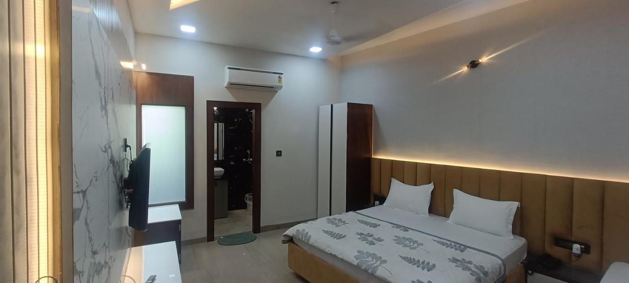 Hotel Sadhana Palace Mathura Kültér fotó